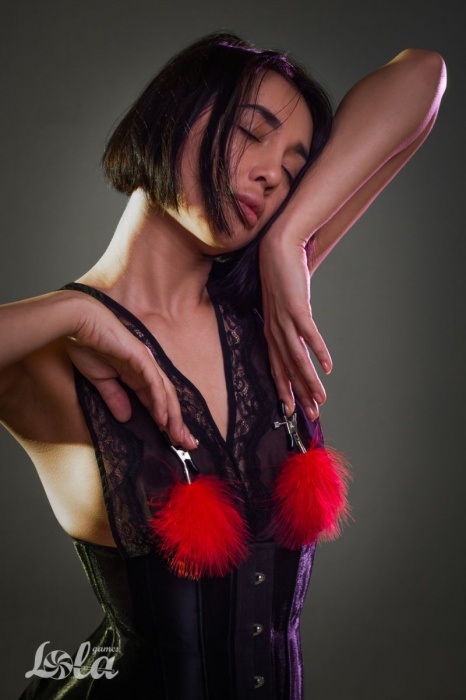 Зажимы на соски с красным пухом Euphoric - Lola Games - купить с доставкой в Орле